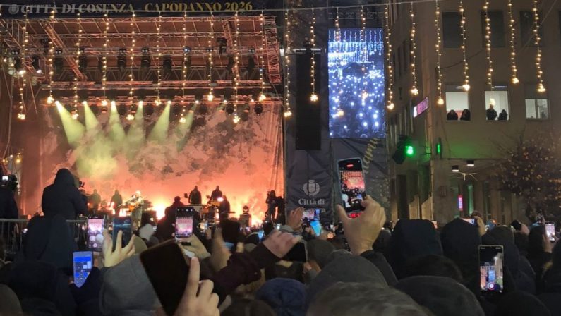 Capodanno 2026, a Cosenza tutti in piazza per Brunori Sas