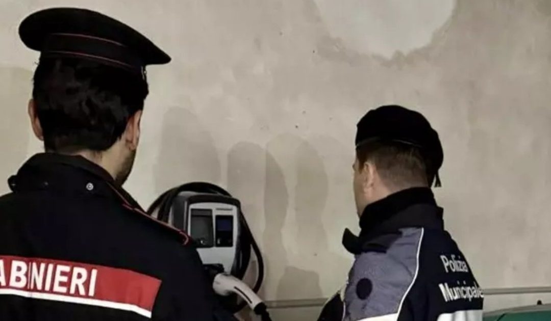 In un garage di Napoli, colonnine per auto elettriche allacciate abusivamente
