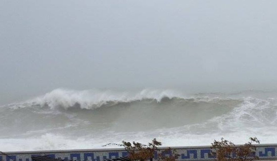 Una mareggiata si abbatte sulla costa di Catanzaro Lido