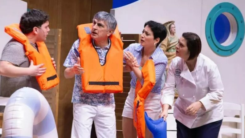 “Ogni promessa è debito”, dal palco alla prima serata: Salemme fa vivere il teatro