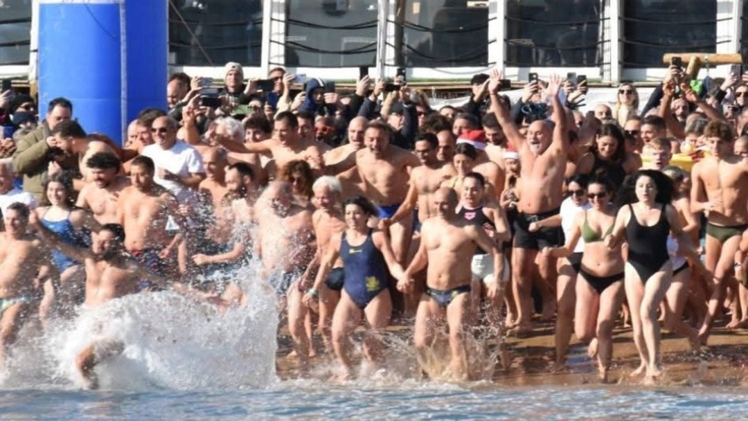 Crotone, la tradizione sfida il freddo: in 250 per il 27° Tuffo di Capodanno