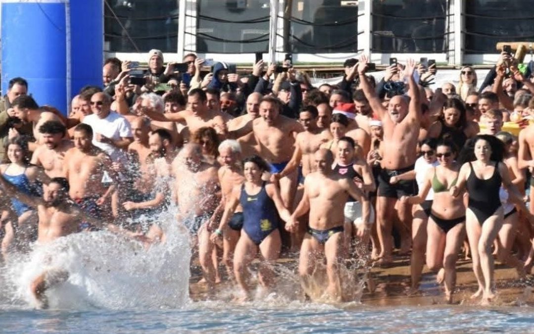 Crotone, la tradizione sfida il freddo: in 250 per il 27° Tuffo di Capodanno