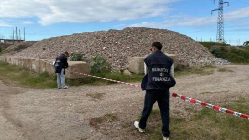 Scoperta una discarica abusiva sul Tirreno cosentino. Sequestrato impianto in area protetta