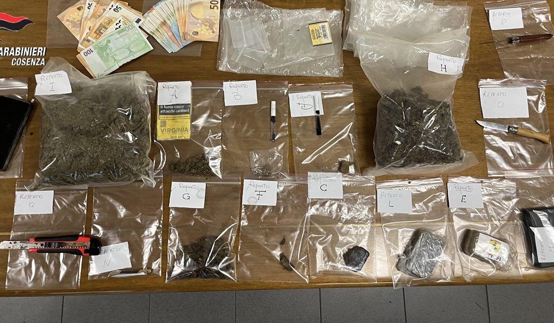 Il quantitativo di droga sequestrato dai carabinieri a Cosenza