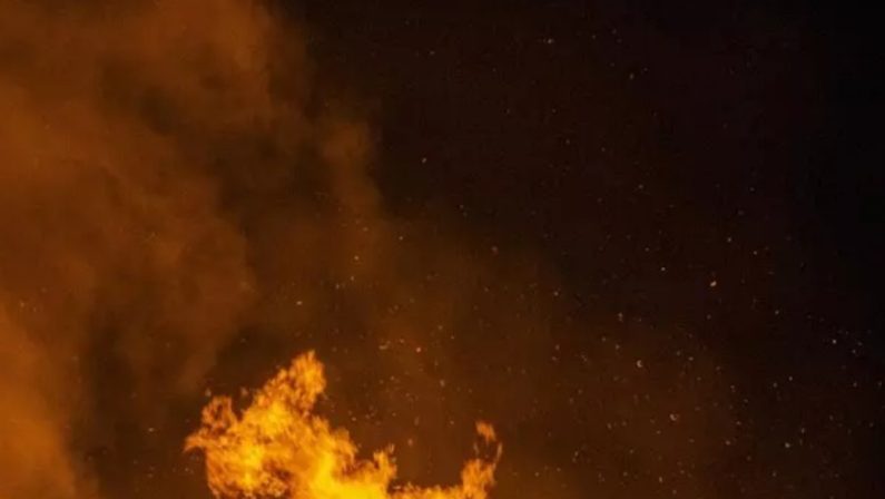 Rocchetta Sant’Antonio accende i falò per Sant’Antonio Abate: tra leggenda e temi sociali