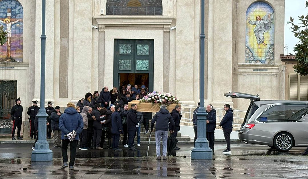 L'uscita del feretro di Assunta Currà