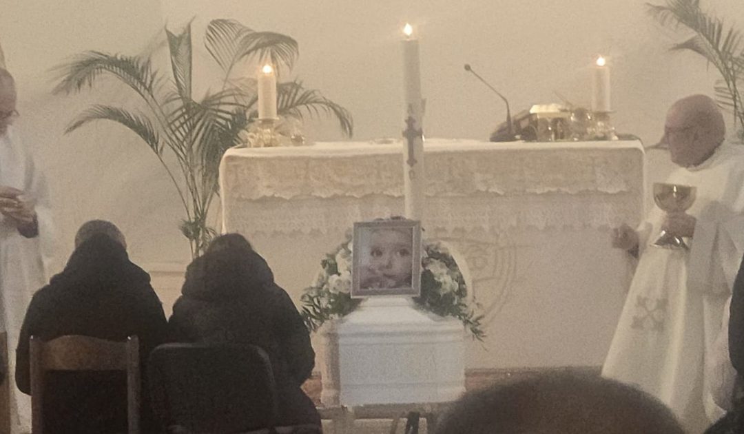 La bara della piccola Clara con accanto i suoi genitori