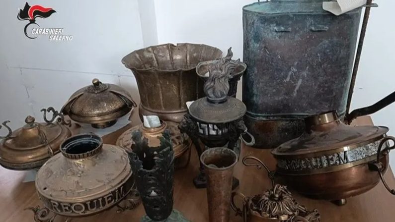 Salerno, vilipendio alle tombe e furto di ornamenti funerari: un arresto