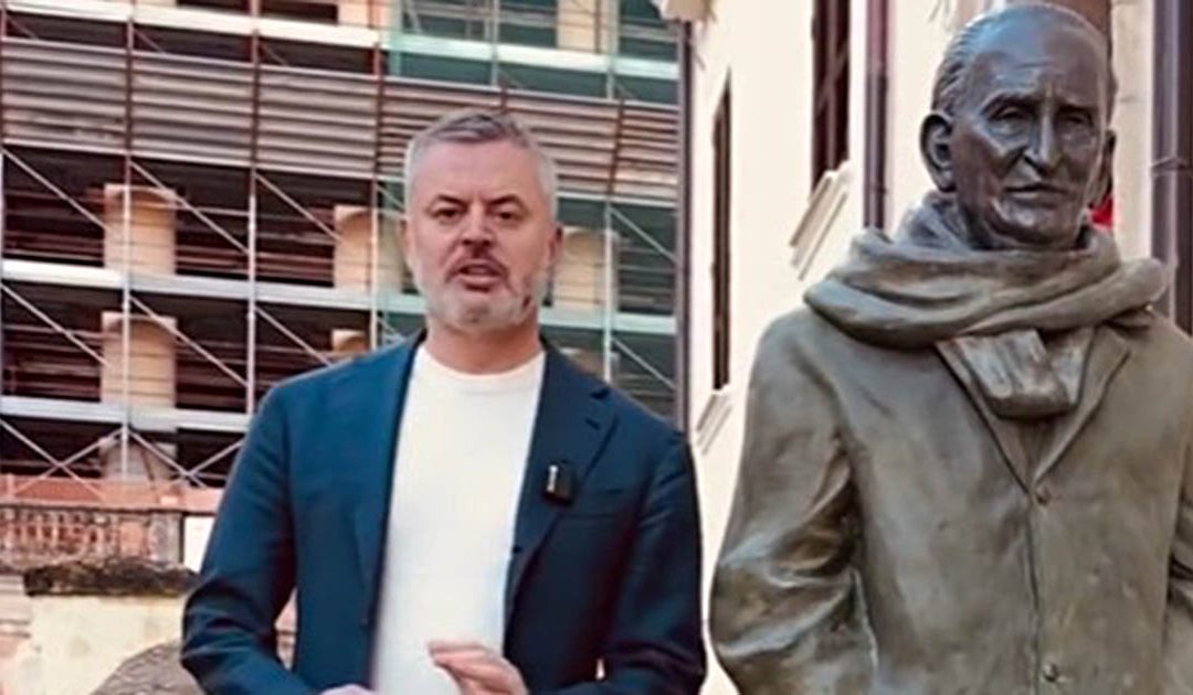 Giacomo Mancini jr in un frame del video con al fianco la statua di Giacomo Mancini senior