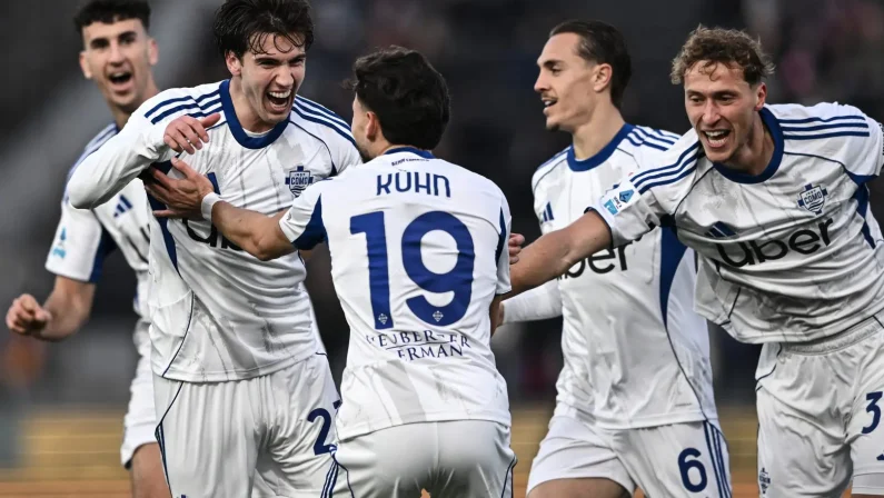 Il Como non si ferma più, Pisa battuto 0-3: in gol Perrone e Douvikas