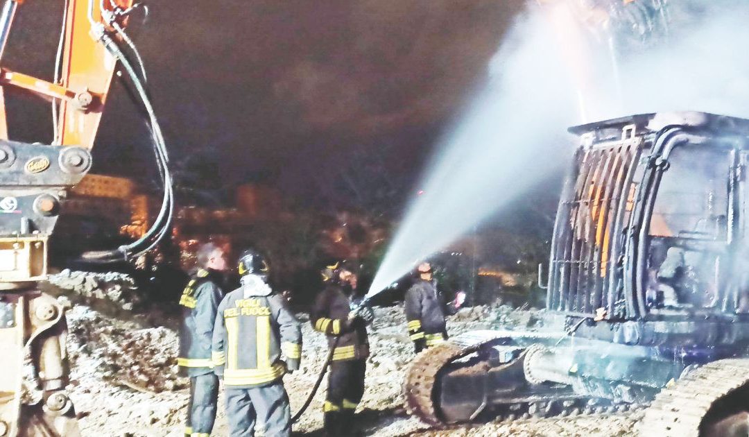 La ruspa incendiata e l'intervento dei Vigili del Fuoco