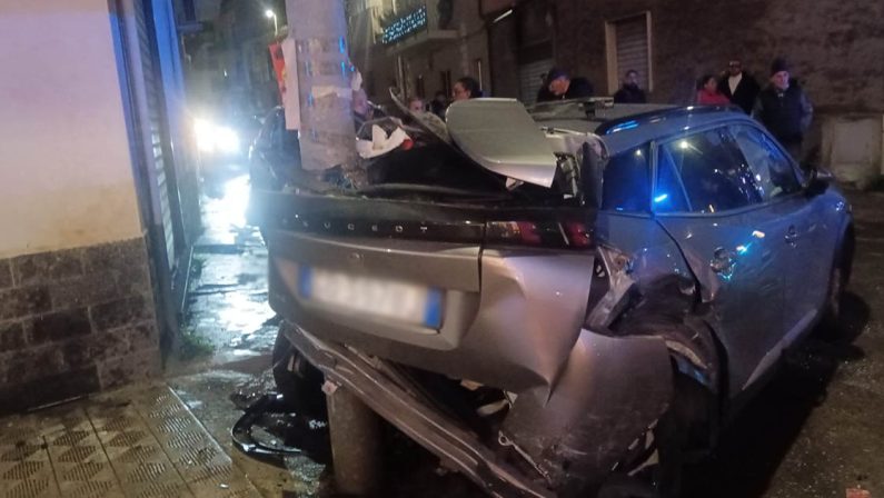 Incidente stradale a Reggio, coinvolte diverse vetture, due feriti
