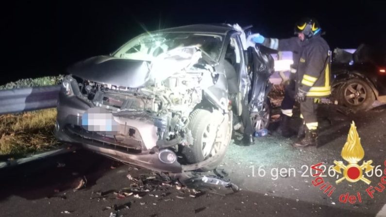 Violento scontro sulla Statale 18, due persone estratte dalle lamiere tra Nocera e Campora