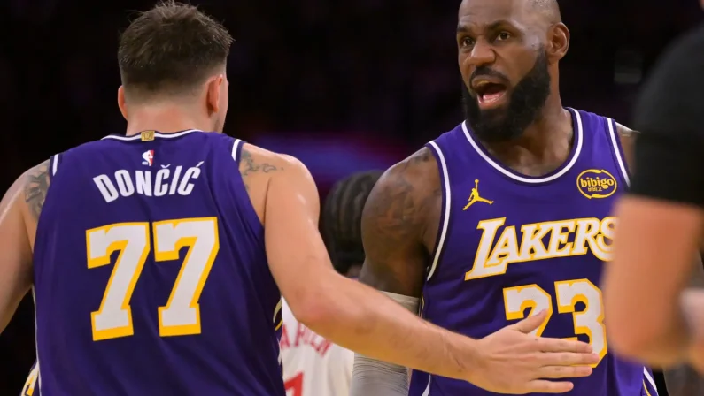 Doncic e LeBron James trascinano i Lakers, Spurs sconfitti a Memphis: i risultati Nba