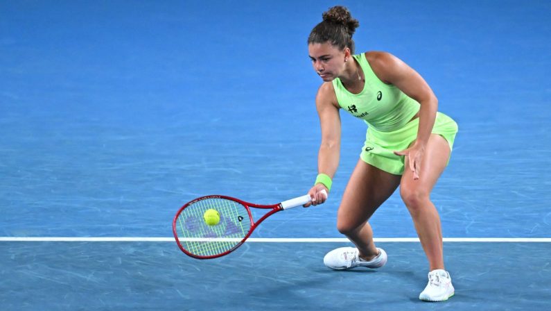 Paolini saluta gli Australian Open, sconfitta da Jovic in due set. Alcaraz vola agli ottavi, Sabalenka a fatica