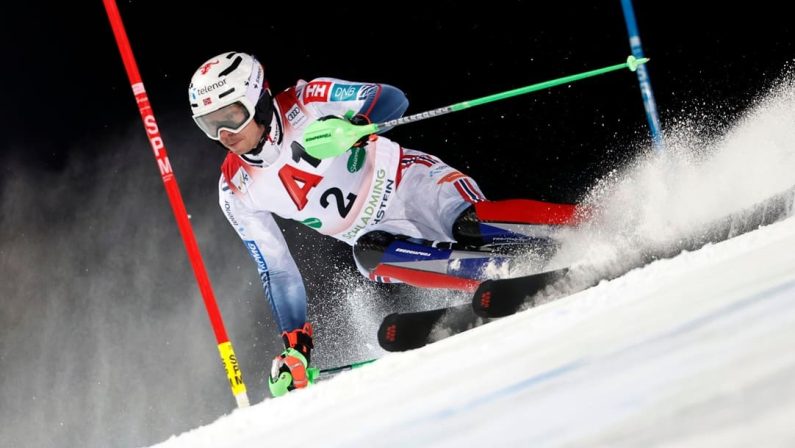 Kristoffersen vince lo slalom in notturna di Schladming, Vinatzer settimo