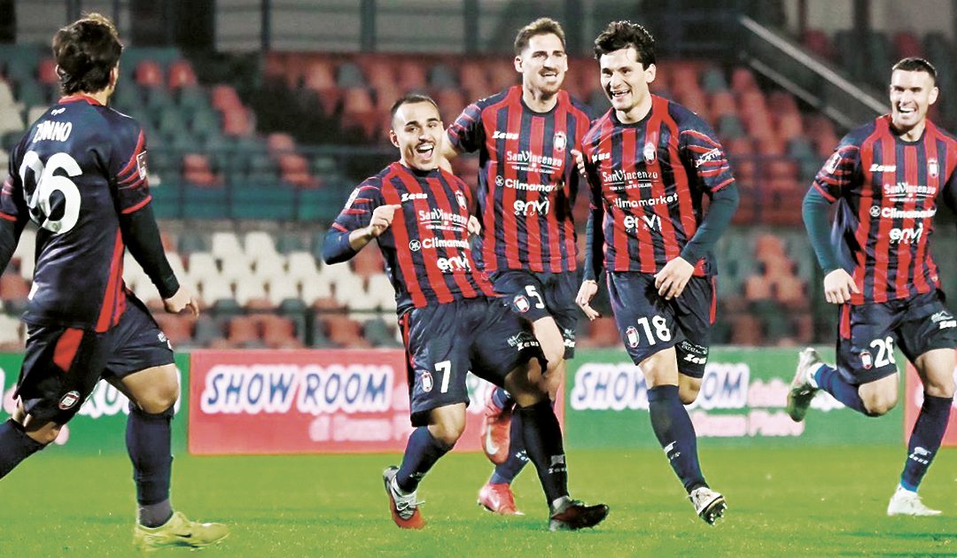 L’esultanza del Crotone dopo il 2-0 di Piovanello (foto Andrea Rosito)