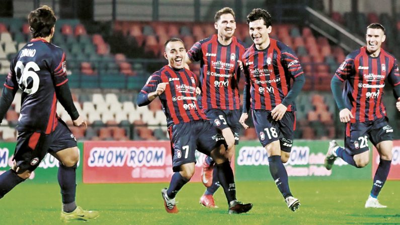 Serie C, nel derby il Crotone impone una lezione di calcio al Cosenza