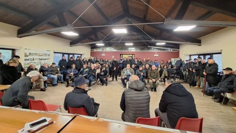 Sila-Mare e sanità, rabbia e proteste in assemblea a Longobucco