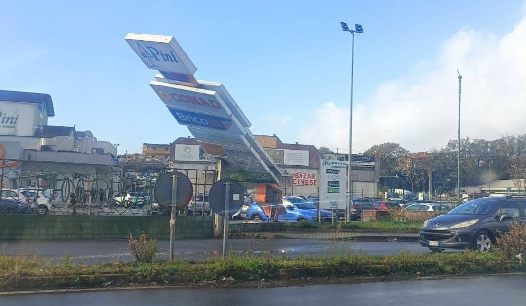 Un'insegna divelta nel Lametino