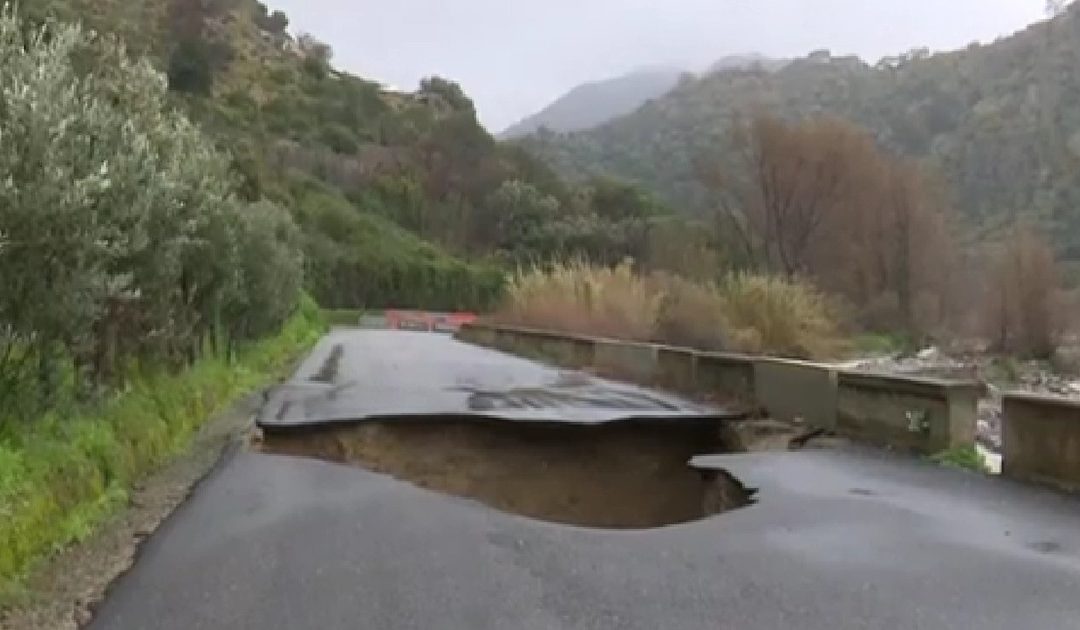 Maltempo, danni e disagi in Calabria: si apre una voragine sulla strada che collega Bivongi e Monasterace