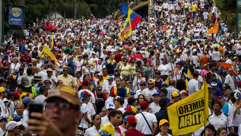 Rita, giornalista venezuelana: «Ribellarci noi a Maduro? Un mio amico è morto per questo»