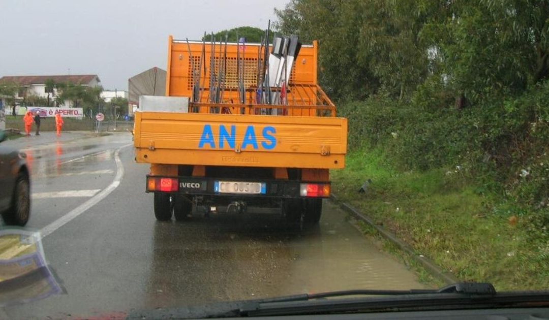 Un mezzo dell'Anas al lavoro