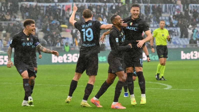 Serie A, il Napoli inizia il 2026 con un’altra vittoria esterna, 2-0 all’Olimpico contro la Lazio