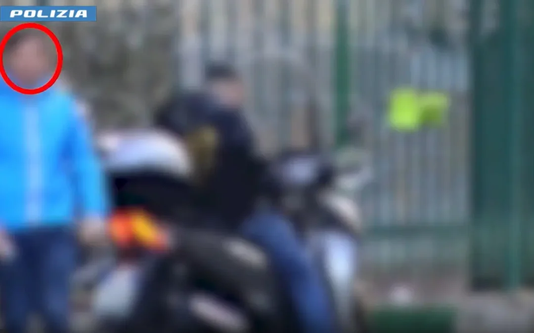 Blitz della Polizia contro il traffico di droga a Napoli, 28 arresti a Scampia