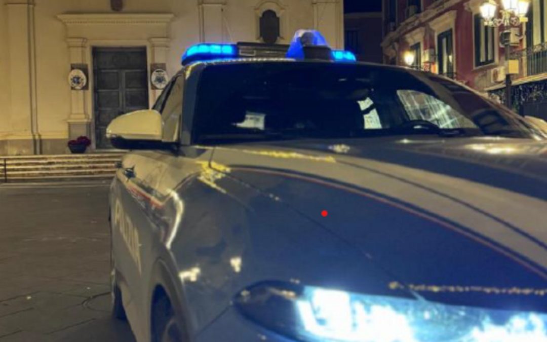 Una pattuglia della polizia nel centro storico di Crotone