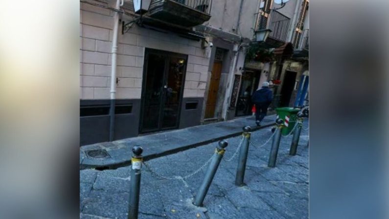 Napoli, incendio portone. Ci vive la famiglia di un indagato nel ferimento del calciatore Petrone
