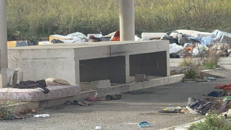 Cosenza, degrado nel parcheggio della stazione ferroviaria