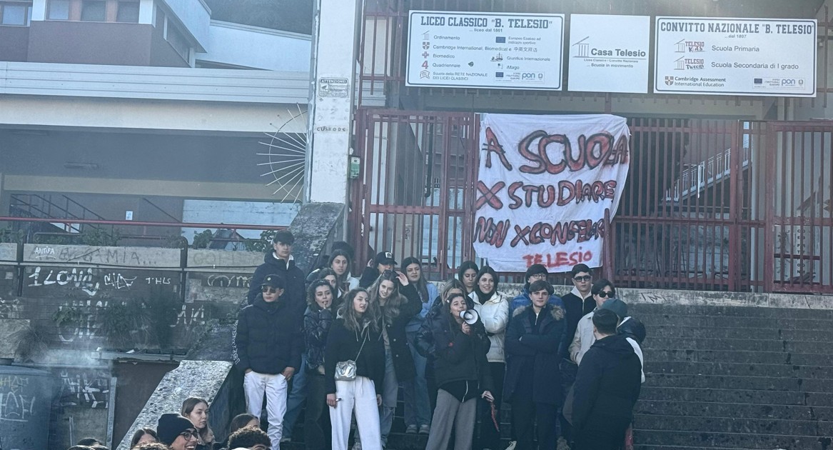 https://www.quotidianodelsud.it/wp-content/uploads/2026/01/scuola-protesta-telesio.jpg