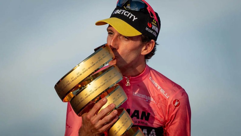 Ciclismo, a 33 anni si ritira Simon Yates: nel 2025 vinse il Giro d’Italia