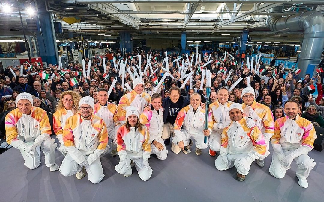 La Fiamma Olimpica a Mirafiori, Elkann “Riviviamo lo spirito dei Giochi”
