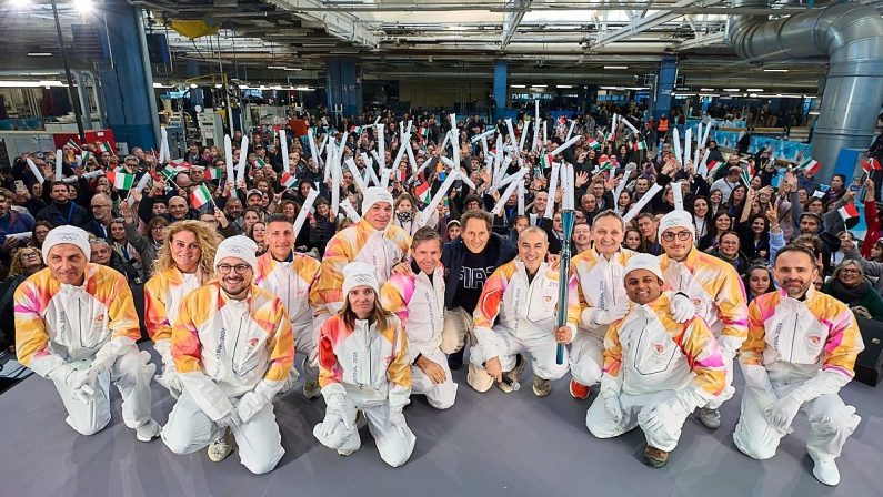 La Fiamma Olimpica a Mirafiori, Elkann “Riviviamo lo spirito dei Giochi”