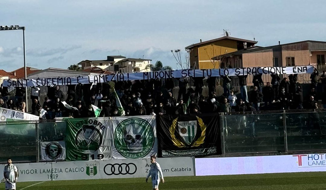 Striscione allo stadio di Lamezia contro il sindaco Murone sul caso dell’audio “straccioni”