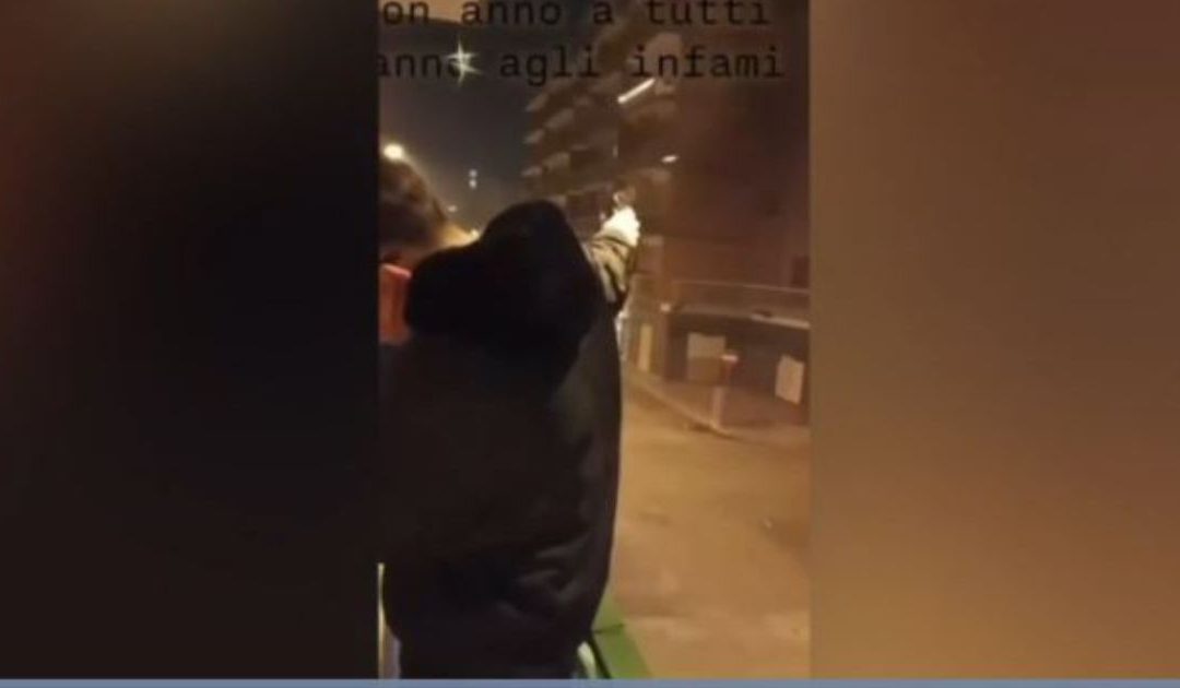 Un frame del video postato da un amico del 14enne tarantino