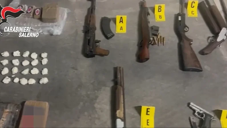 Agro Nocerino Sarnese, arrestate tre persone per detenzione di droga, armi e munizioni / Video