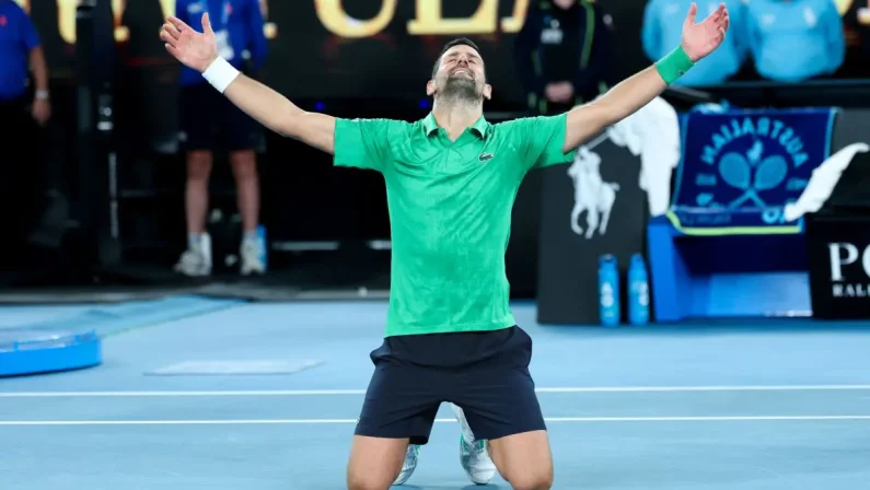 Djokovic è immortale, rimonta Sinner e vola in finale agli Australian Open