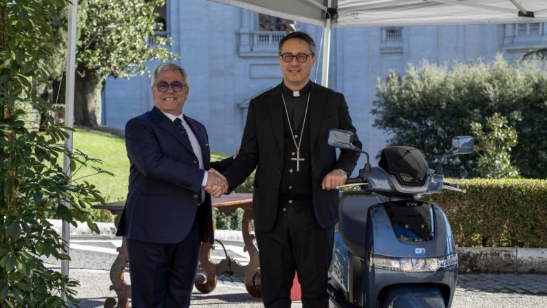 Due scooter elettrici TVS iQube al Governatorato di Stato della Città del Vaticano
