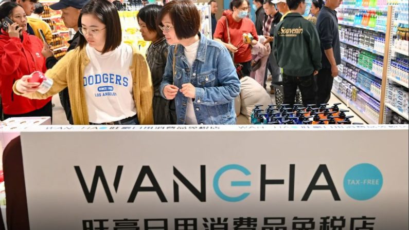 Cina, nell’isola di Hainan boom di acquisti nei nuovi negozi duty free