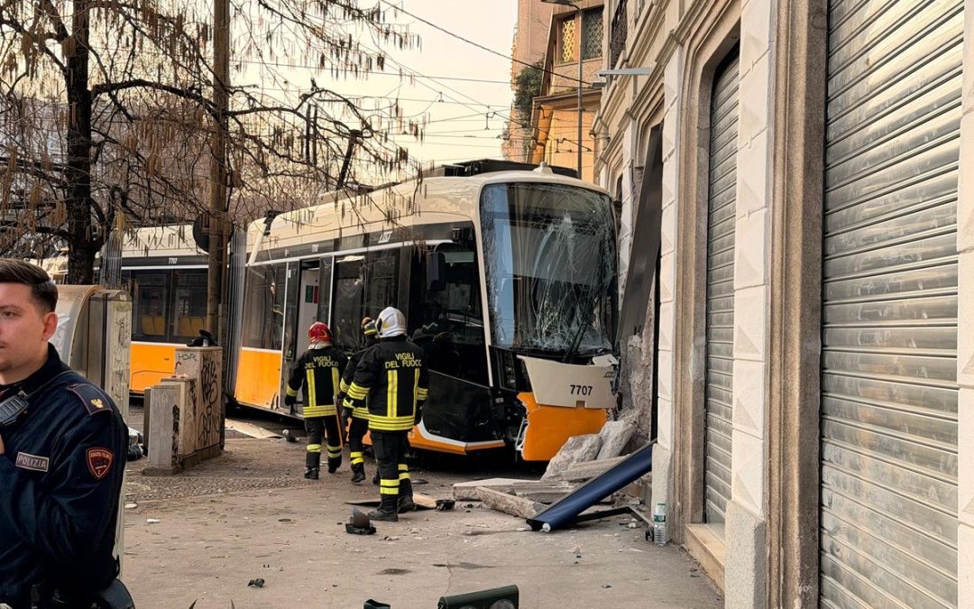 Tram deragliato a Milano. Un morto e 20 feriti