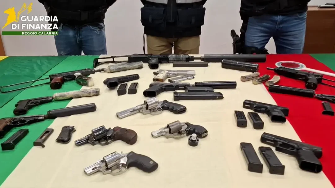 Nuovo sequestro di armi ed esplosivi nella piana di Gioia Tauro, due arresti / Video