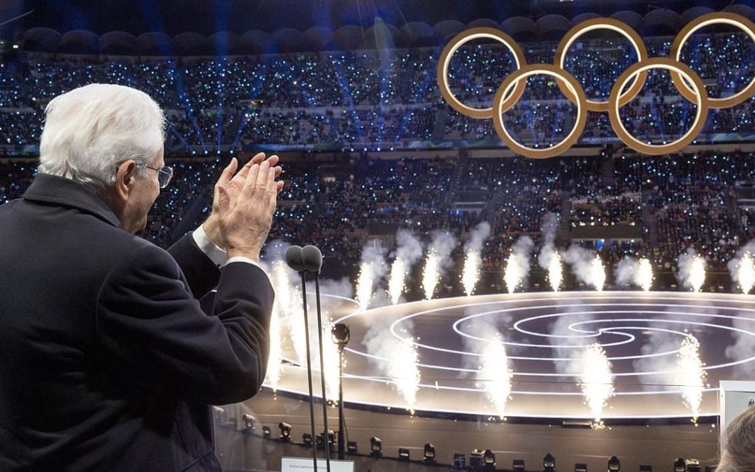 Mattarella dichiara aperti i Giochi di Milano Cortina 2026, accesi per la prima volta due bracieri. A San Siro ovazione per l’Italia Team