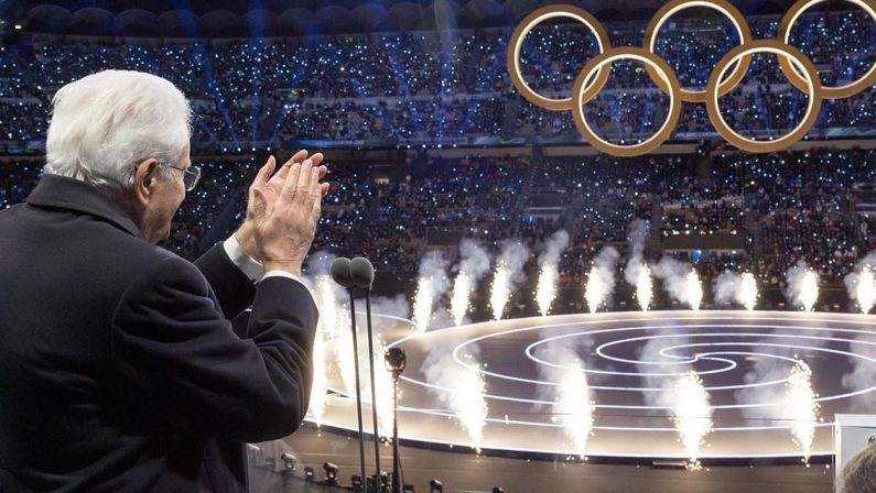 Mattarella dichiara aperti i Giochi di Milano Cortina 2026, accesi per la prima volta due bracieri. A San Siro ovazione per l’Italia Team