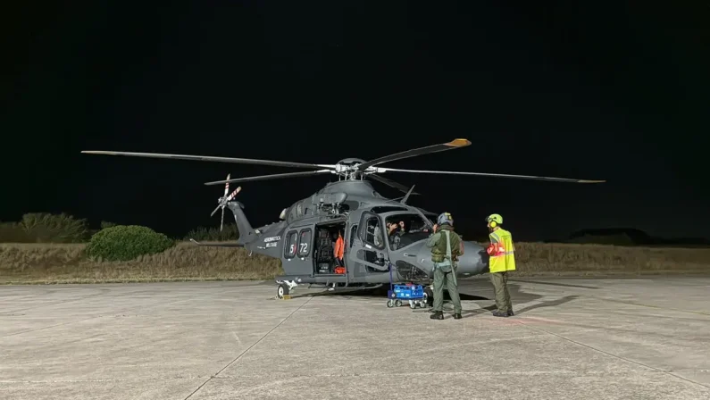 Trasporto sanitario d’urgenza per un elicottero dell’Aeronautica Militare, uomo in pericolo di vita trasferito da Ischia a Pozzuoli