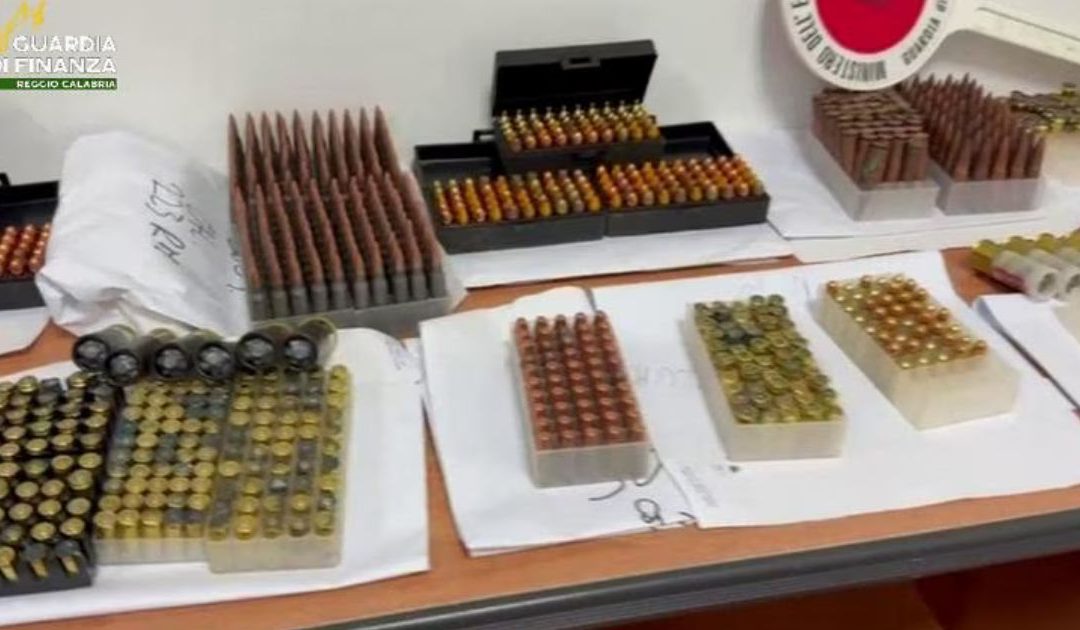 Gioia Tauro, arsenale scoperto nella Piana, tra mitra e bombe