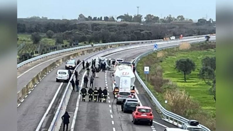 Assalto armato a portavalori sulla Lecce-Brindisi. Sparatoria con carabinieri