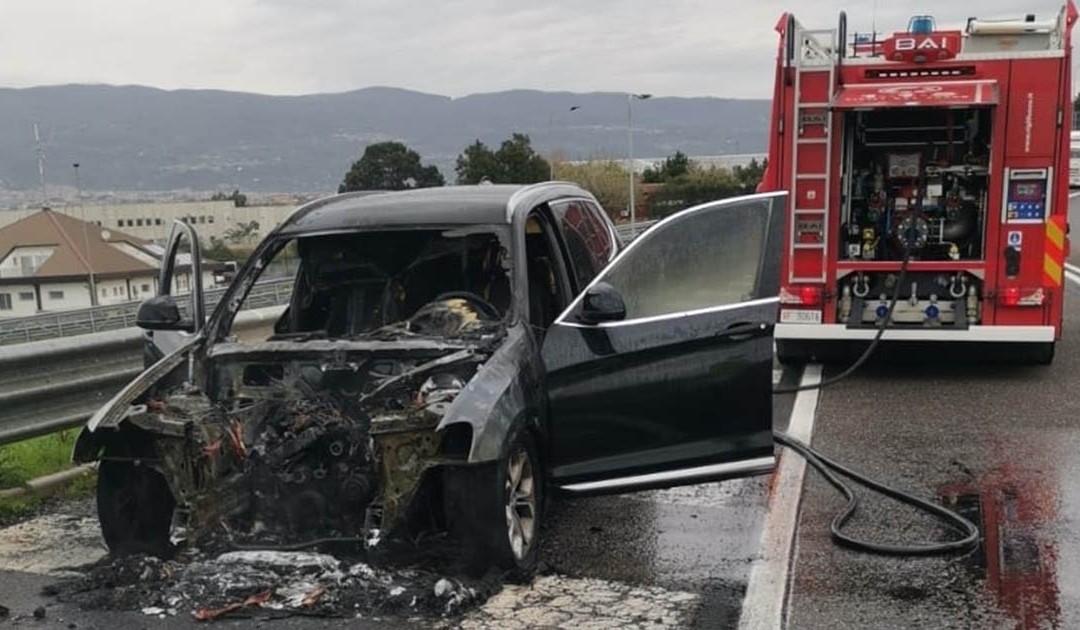 Auto in fiamme in direzione aeroporto di Lamezia, conducente scende e si salva